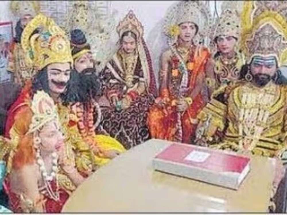 रामलीला में हो गई महाभारत, दल-बल के साथ गिरफ्तारी देने थाने पहुंचे ‘श्रीराम’