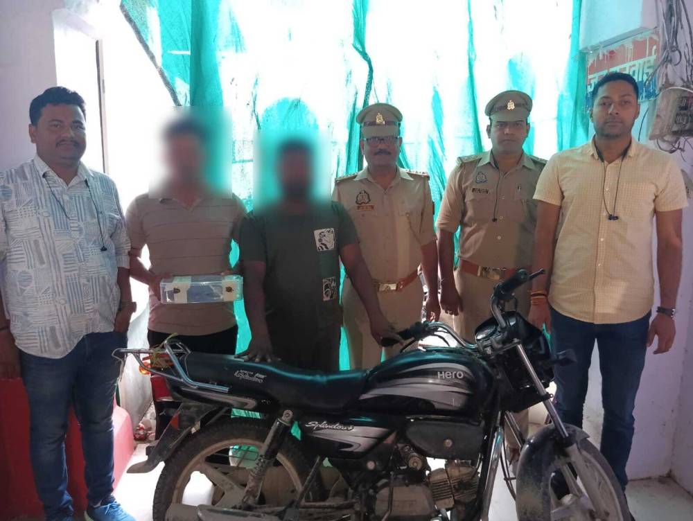 भेलूपुर पुलिस टीम द्वारा दो अभियुक्त गिरफ्तार कब्जे से चोरी की एक मोटर साइकिल वह 1अवैद देसी तमंचा व 02 जिंदा कारतूस बरामद किया गया।