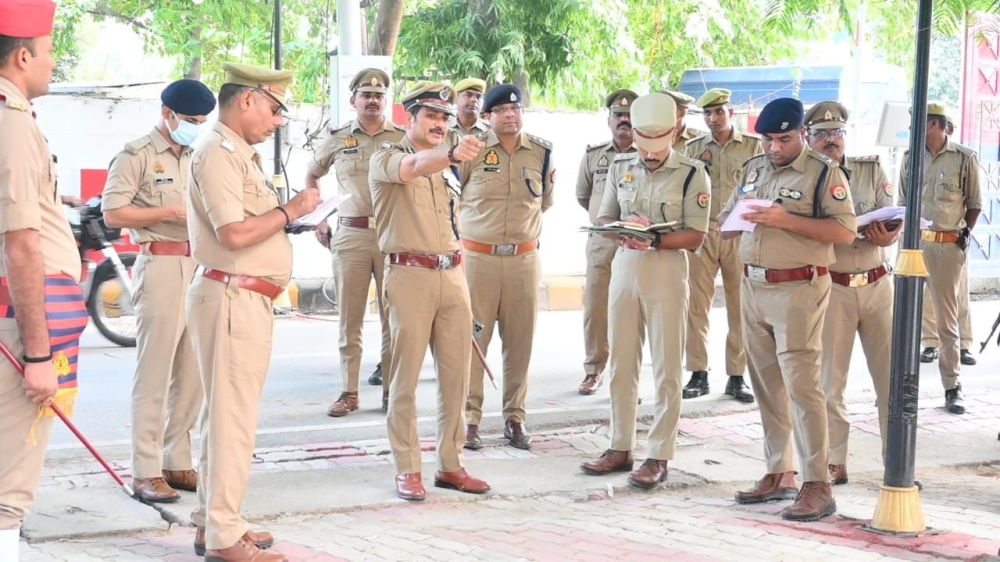 पुलिस आयुक्त कमिश्नरेट वाराणसी श्री मोहित अग्रवाल द्वारा रिजर्व पुलिस लाइन का भ्रमण कर निर्माण कार्यों का किया गया निरीक्षण, दिये गये आवश्यक दिशा-निर्देश ।