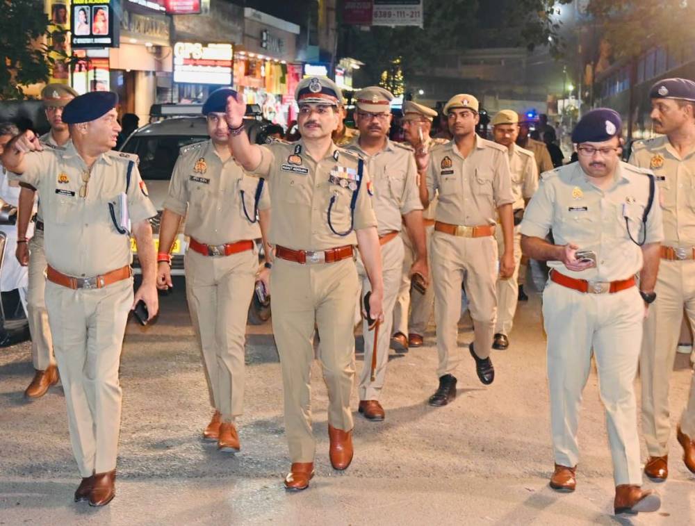 पुलिस आयुक्त कमिश्नरेट वाराणसी श्री मोहित अग्रवाल द्वारा कमिश्नरेट वाराणसी में आगामी त्यौहारों के दृष्टिगत सुगम यातायात हेतु चलाया गया “अतिक्रमण हटाओ” अभियान ।