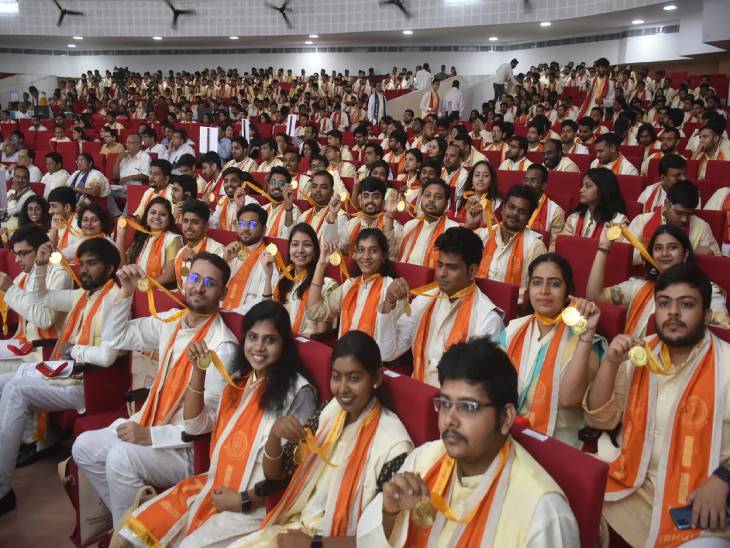 आईआईटी बीएचयू का 14वां दीक्षांत समारोह, टॉपर अनन्या सिंह को 14 मेडल और तीन प्राइज से नवाजा गया