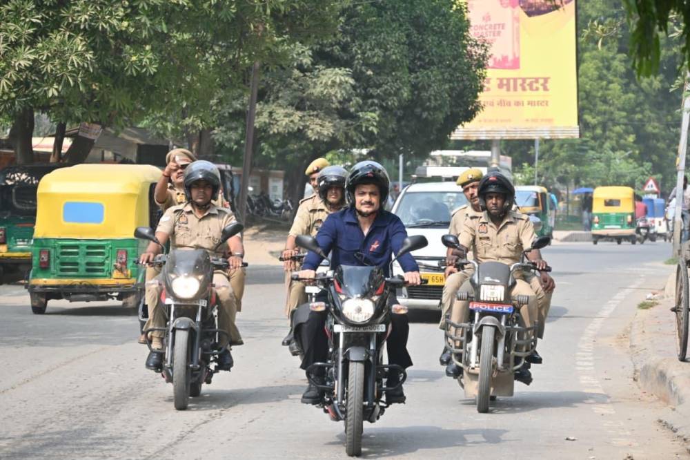 पुलिस आयुक्त, कमिश्नरेट वाराणसी धनतेरस एवं दीपावली पर्व पर बाइक से शहर क्षेत्र का भ्रमण कर व्यवस्था का लिया जायजा, नागरिकों से सुरक्षित व सौहार्दपूर्ण त्यौहार मनाने की अपील ।