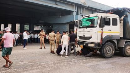 डंपर के नीचे आए दंपती और एक साल का मासूम, तीनों की मौत;