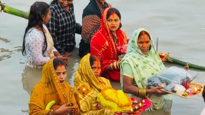 महापर्व छठ: लोक परंपरा और श्रद्धा का संगम बने पूर्वांचल के घाट, सूर्य को अर्घ्य देकर सुख की कामना;