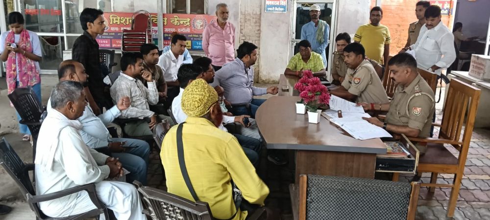 सड़क पर शराब पीने वालों का वीडियो बनाना फोटोग्राफर को पड़ा महंगा, सिपाही ने जड़ा थप्पड़