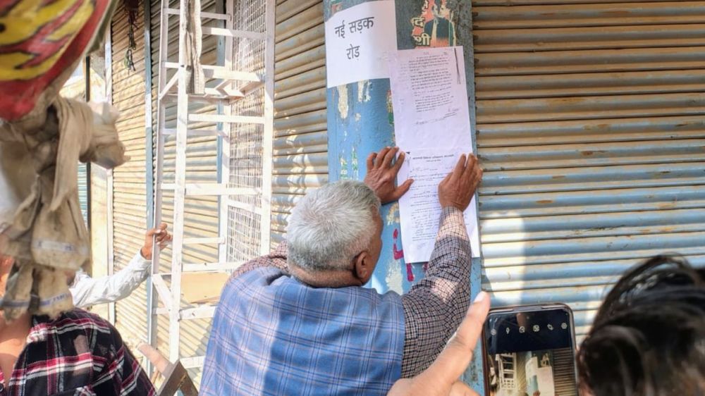 दालमंडी में भारी सुरक्षा के बीच चस्पा किए नोटिस, ड्रोन से निगरानी; काली पट्टी बांध विरोध जता रहे लोग