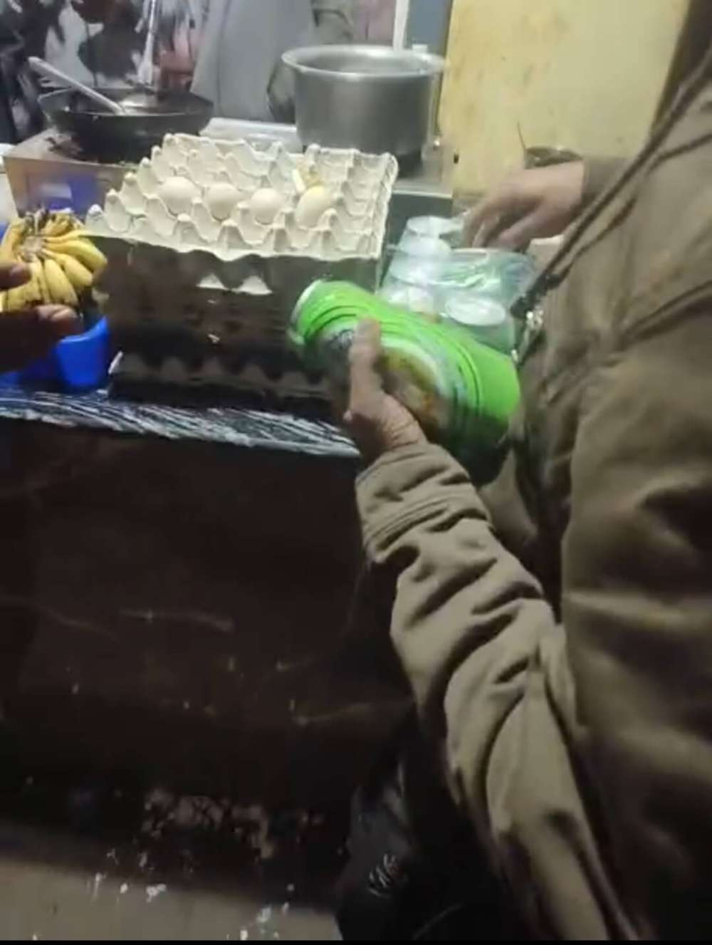 वाराणसी: प्रतिबंधित समय में अवैध चिकने की दुकान पर खुलेआम बिक रही है शराब, पुलिस प्रशासन मौन, आखिर क्यों?