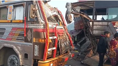 कंटेनर की टक्कर से 50 मीटर तक घिसटती गई बस, एक की मौत; छह से ज्यादा लोग घायल