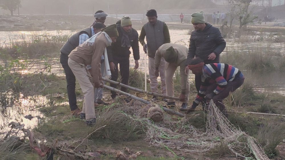 चंदौली में नदी से निकला 12 फुट का मगरमच्छ  ग्रामीणों में हड़कंप, वन विभाग ने पकड़कर डैम में छोड़ा