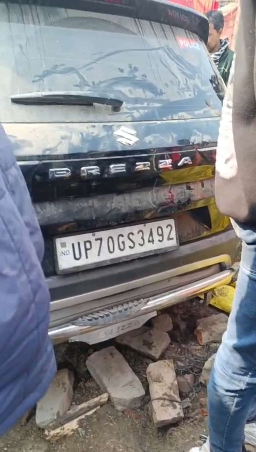 अलीनगर इलाके में अनियंत्रित कार सवार पुलिसकर्मी ने मारी टक्कर, महिला समेत तीन घायल